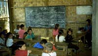 Hmong-kyln koulu Laosissa